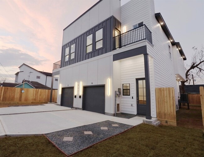 Photo - 421 E 41st St