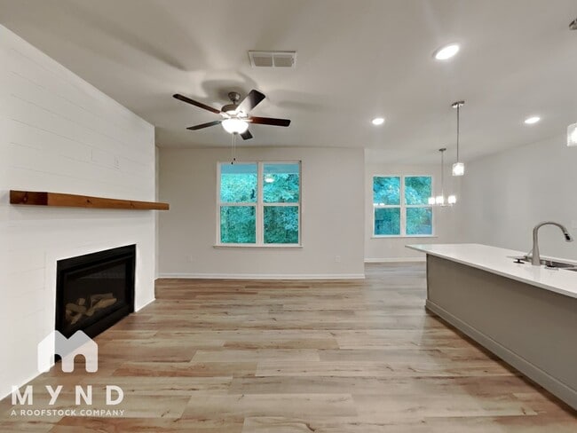 Photo - 757 Riverwood Pass