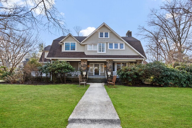 Building Photo - 47 Greenacres Ave