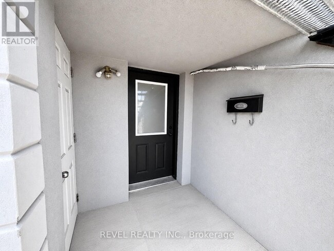 Photo - 564 Blackthorn Ave