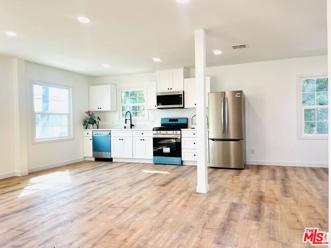 Photo - 938 W Glenoaks Blvd Unit 7