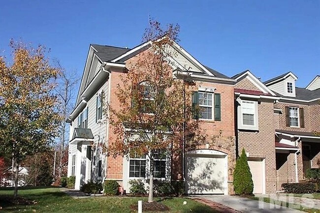 Building Photo - Three Bedroom End Unit Townhome in AMAZING Neighborhood!