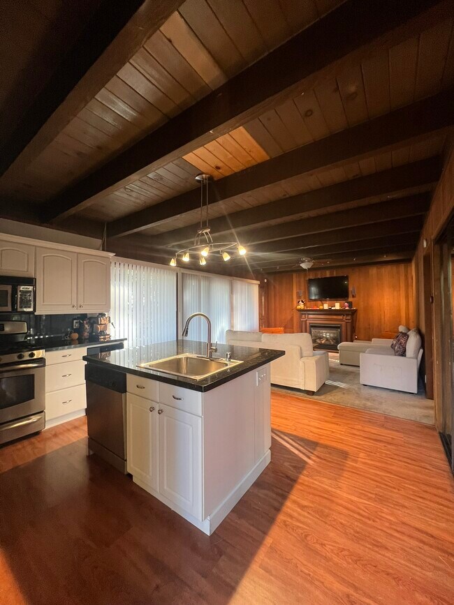 Photo - 860 Gardner St