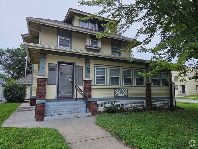 Building Photo - Beautiful 3-bedroom house available now