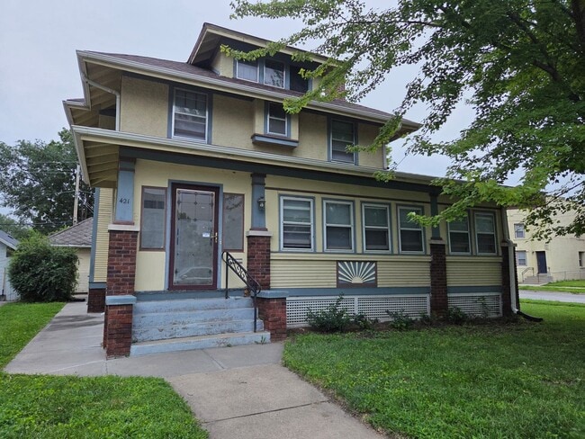 Building Photo - Beautiful 3-bedroom house available now