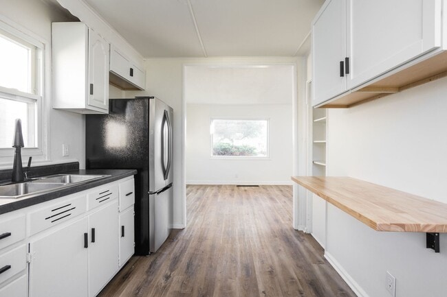 Building Photo - Newly Renovated 2 bed 1 bath unit.
