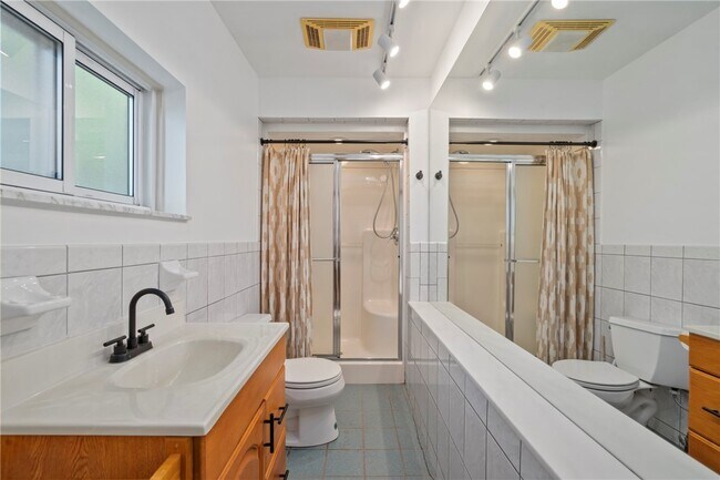 Photo - 6026 Sawyer St