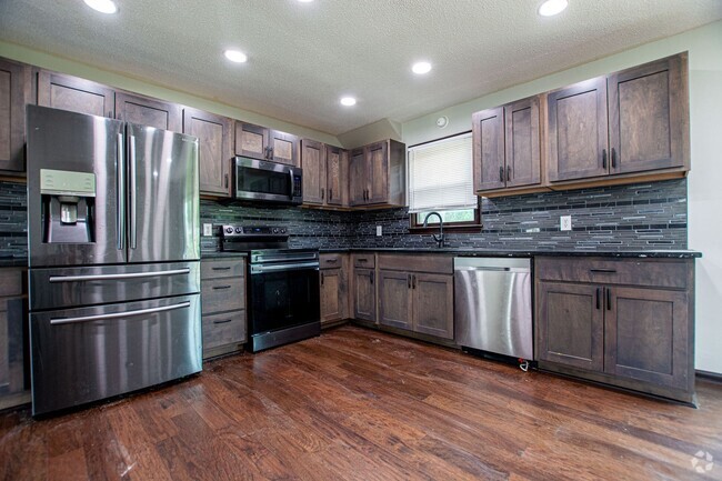 Building Photo - SPACIOUS 3 Bedroom / 2.5 Bath off 120th an... Rental