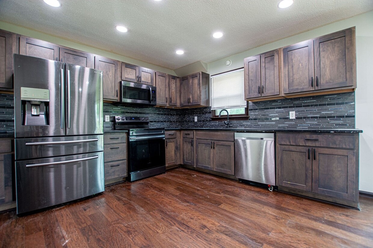 SPACIOUS 3 Bedroom / 2.5 Bath off 120th an... - SPACIOUS 3 Bedroom / 2.5 Bath off 120th an...