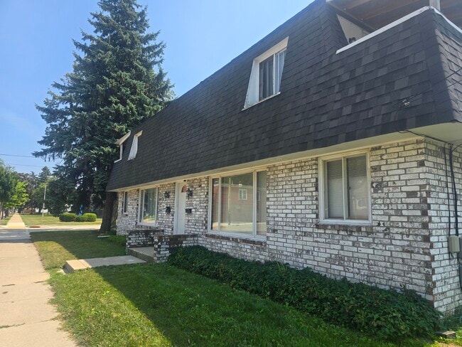 Front of building with sideyard - 1001 Romayne Ave Unit 1001 Rental