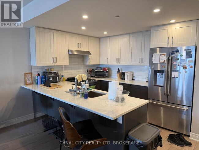 Photo - 10 Albert St E