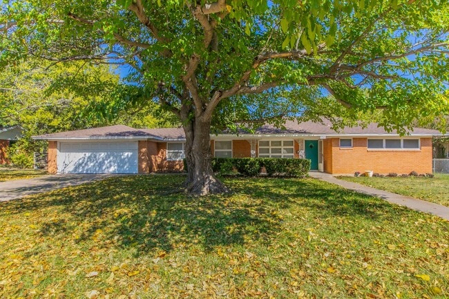 Building Photo - Stylish & Spacious 3-Bed Home