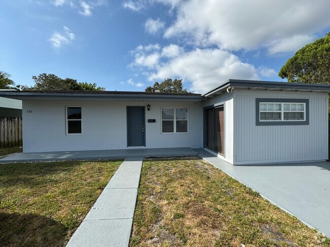 Building Photo - Spacious 4BR Home | Private Yard | Great L...