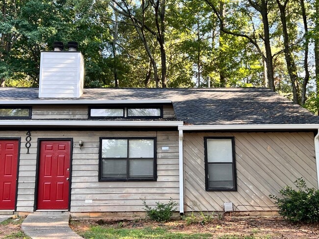 Photo - 4001 Hawthorne Cir SE