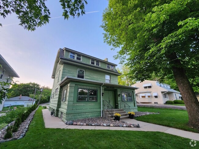 Building Photo - 1699 Saint Clair Ave Rental