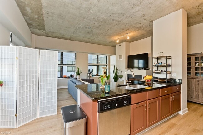 Photo - 2 br, 2 bath Condo - 1122 W Catalpa Ave