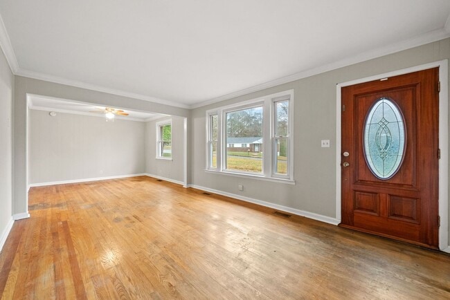 Photo - 3 Bedroom Pet Friendly Home For Rent!