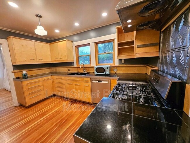 Photo - 636 N Shaver St