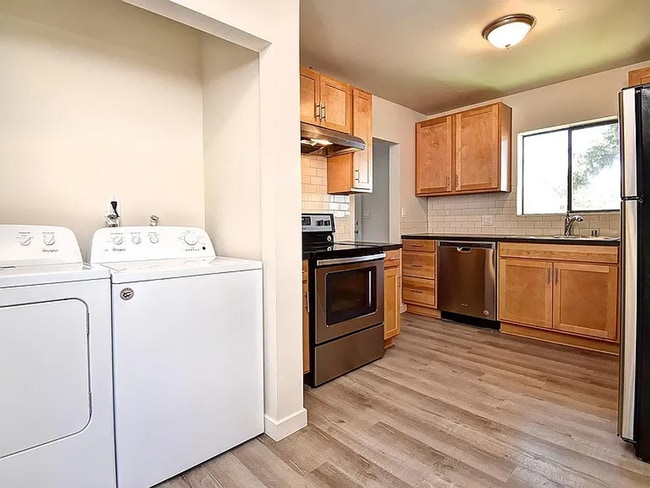 Photo - 3 BR / 1 BA in nicely updated duplex in No...