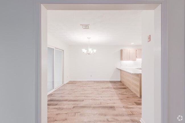 2 BR, 2 BA Buidling 300-700