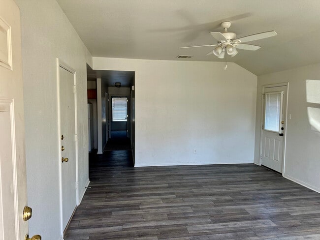 Photo - 402 Topeka Ct