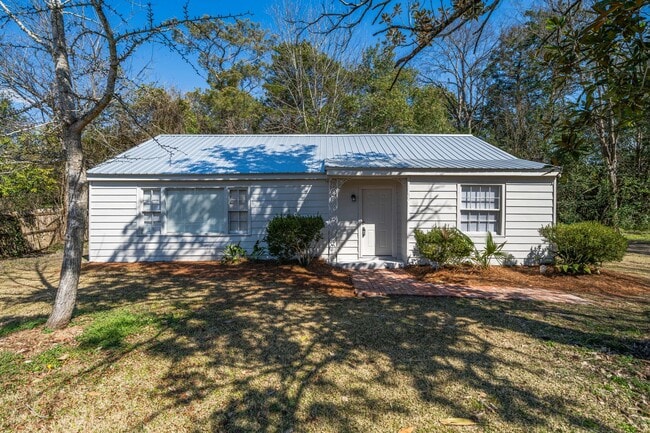Building Photo - Spacious 3BR/2BA – 1,480 Sq Ft of Comforta... Rental