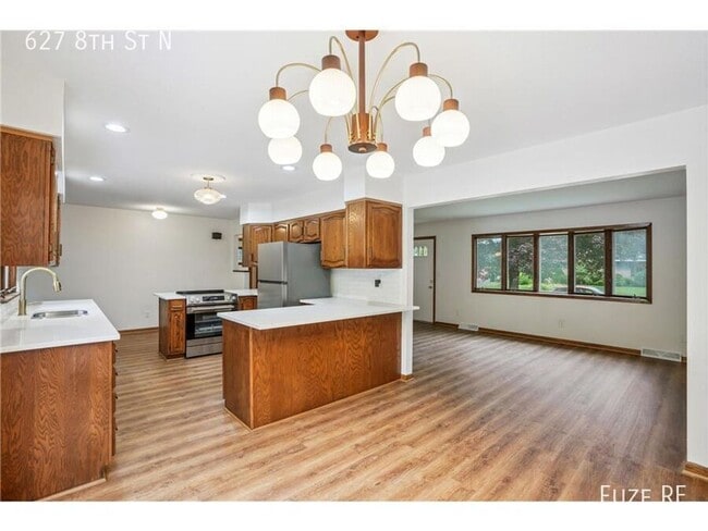 Photo - 627 8th St N