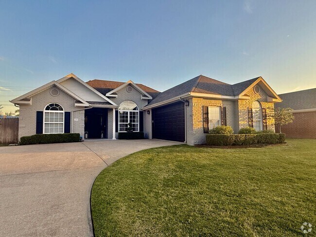 Building Photo - Available Mid-June! Stunning Home Near Col...