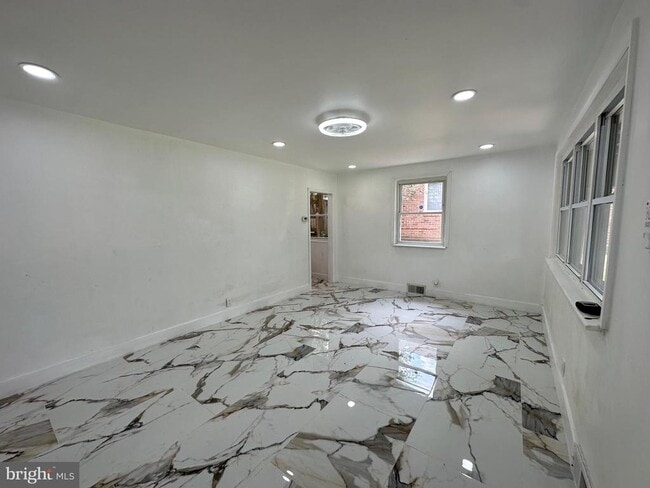 Photo - 682 Rennard St