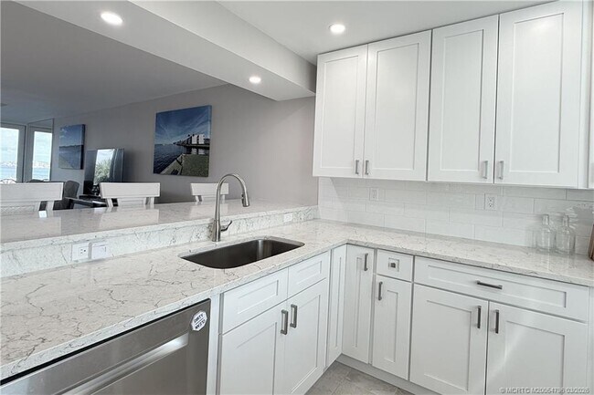 Photo - 1950 SW Palm City Rd Unidad 14-305