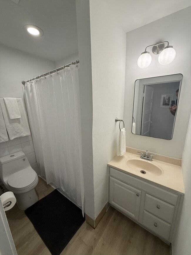 Bathroom - 1109 Walton St Unit B