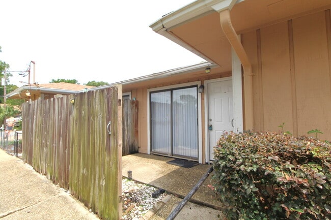 2BR Apartment in Gulf Breeze – Near Oriole... - 2BR Apartment in Gulf Breeze – Near Oriole... Unit D