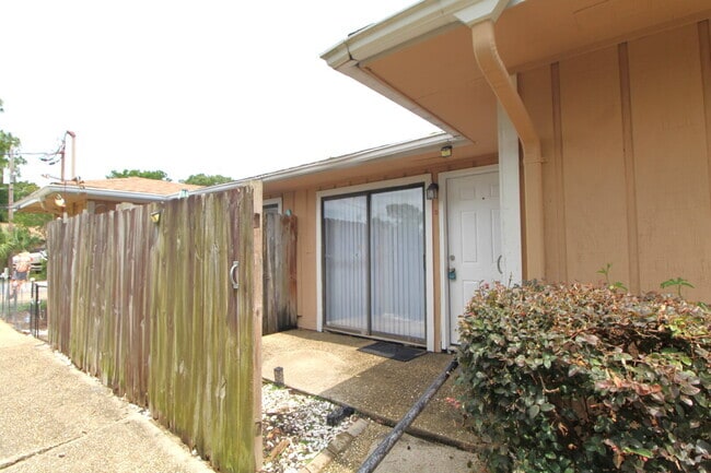 Building Photo - 2BR Apartment in Gulf Breeze – Near Oriole... Unit D