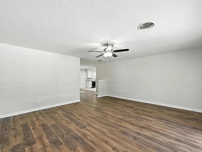 Photo - 117 Yorkshire Dr
