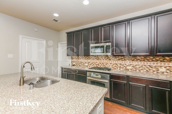 Photo - 520 Glacier St