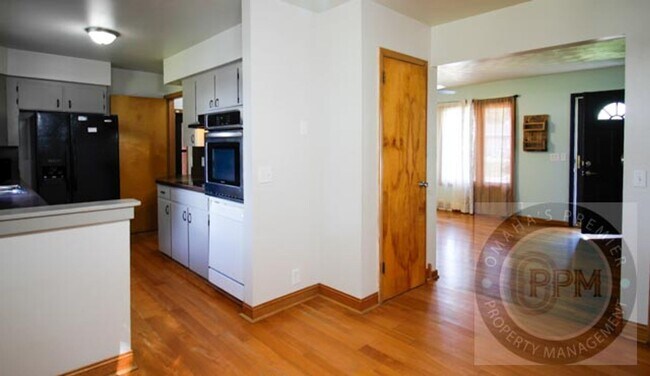 Photo - $300.00 off Deposit!!!  Convenience & Styl...