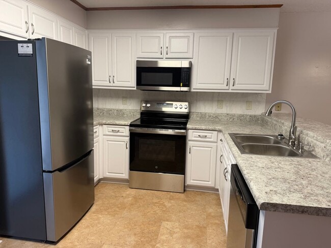 Building Photo - 2 BR/ 2.5 BA townhome off Bobby Jones