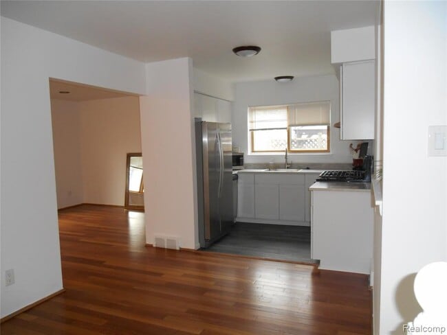 Photo - 1440 W Elmwood Ave