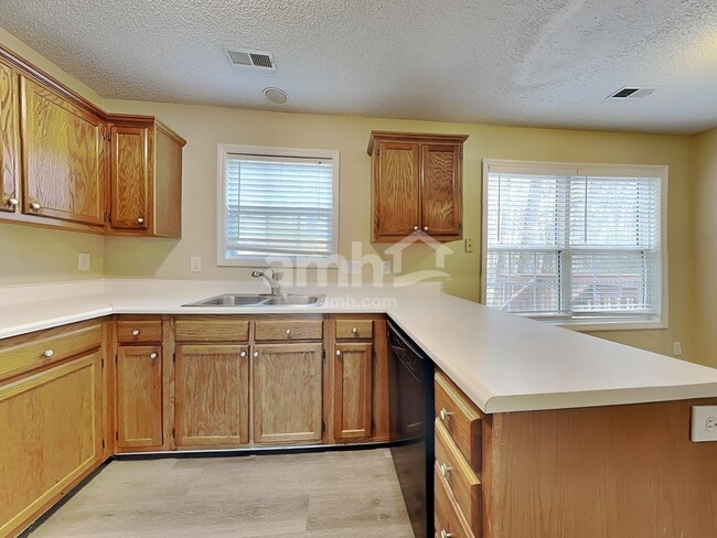 Photo - 524 Wyndham Dr