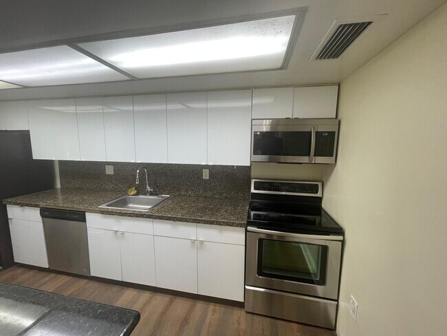 Building Photo - 10411 N Kendall Dr Unit B203