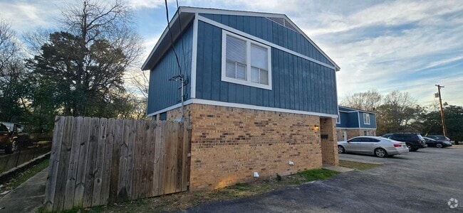 Building Photo - Coming Soon! 2 Bed / 1.5 Bath Townhome in ...