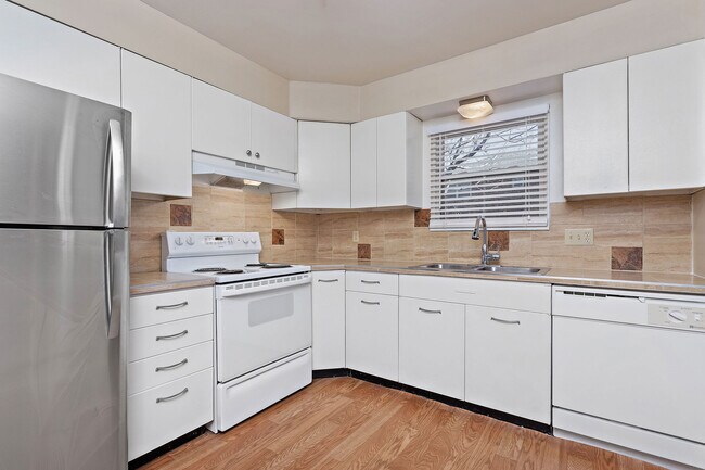 Photo - Riviera Court Apartments