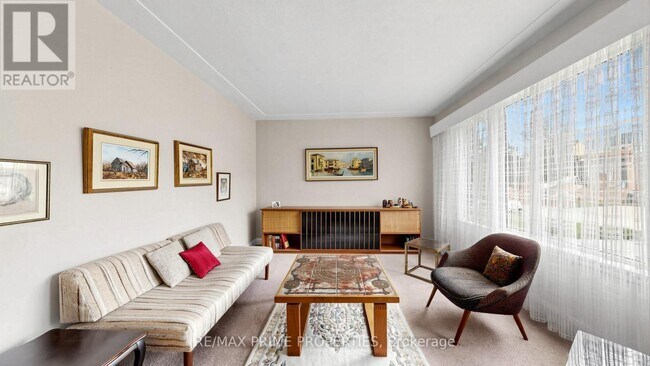 Photo - 33 Irvington Crescent