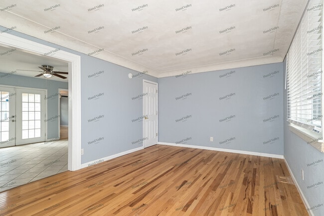 Photo - 911 Brands Hatch Ln