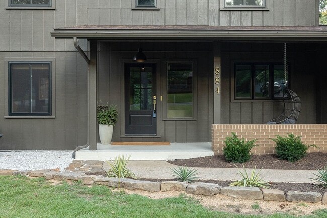 Photo - 884 Shrewsbury Ln