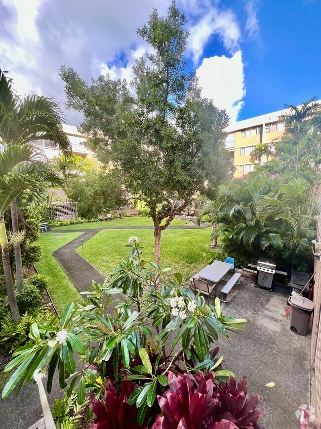 Building Photo - Convenient 2/2/1 with Lanai Rental