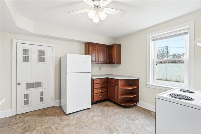 Building Photo - 100 E 8th St