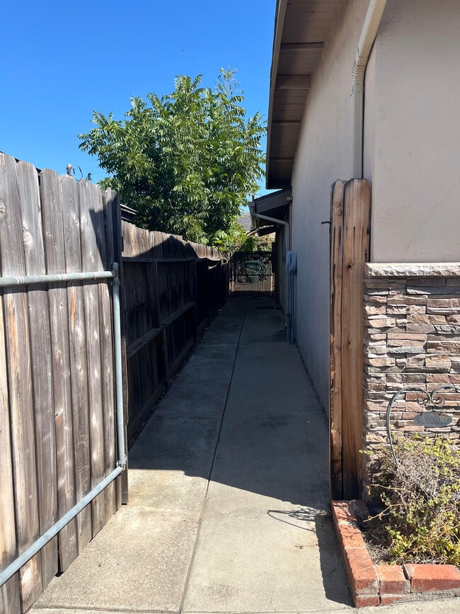 Building Photo - 1032 Greta St Unit El Cajon Studio