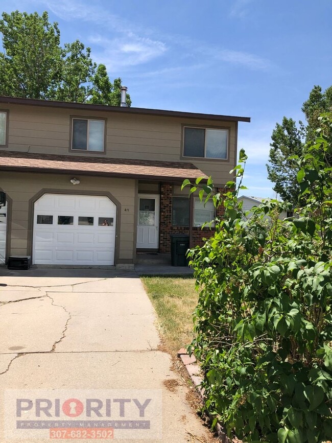 Building Photo - 3 Bedroom Townhome with a Garage!