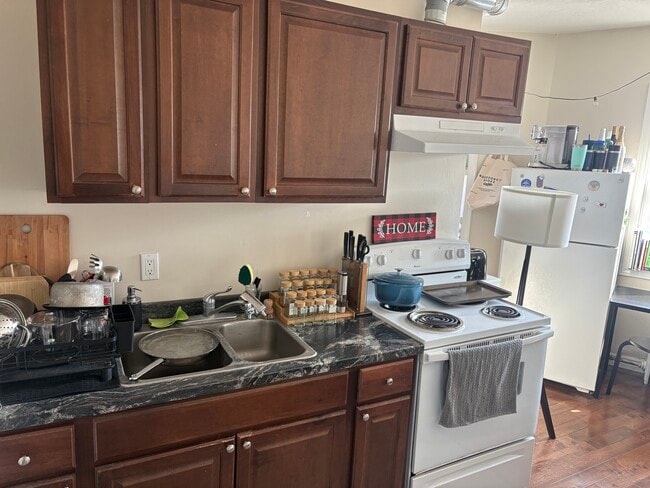 Building Photo - 1124 Main St W Unit 7